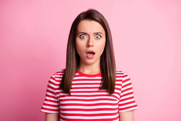 Foto av chockad ganska ung brun hår kvinna bära randig röd t-shirt isolerad på rosa färg bakgrund — Stockfoto
