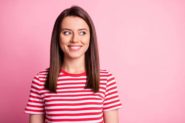 Retrato de adorable feliz joven cabello castaño dama usar rayas rojo blanco camiseta aislada sobre fondo de color rosa —  Fotos de Stock