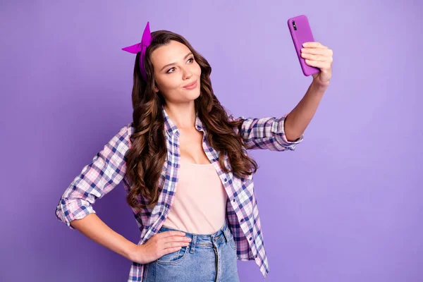 Фото привабливої леді взяти селфі на мобільний телефон ізольовано на фіолетовому кольоровому фоні — стокове фото