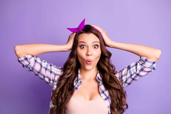 Foto von erstaunt hübsche Pin-up Mädchen berühren Hände Kopf isoliert über lila Farbe Hintergrund — Stockfoto