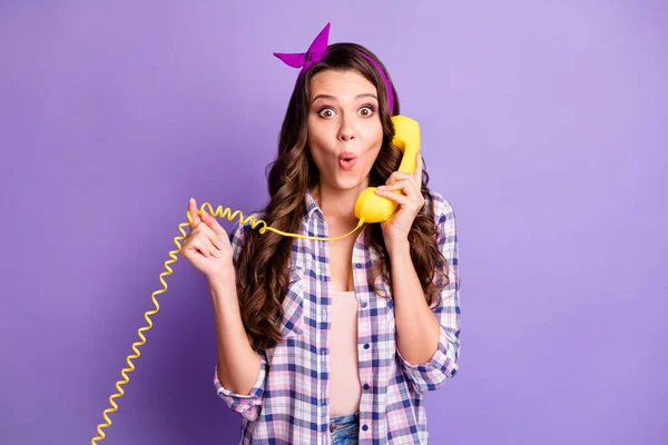 かわいい女の子の写真を保持電話面白い式プレイワイヤーウェア再生シャツレトロなヘッドバンド孤立紫色の背景 — ストック写真