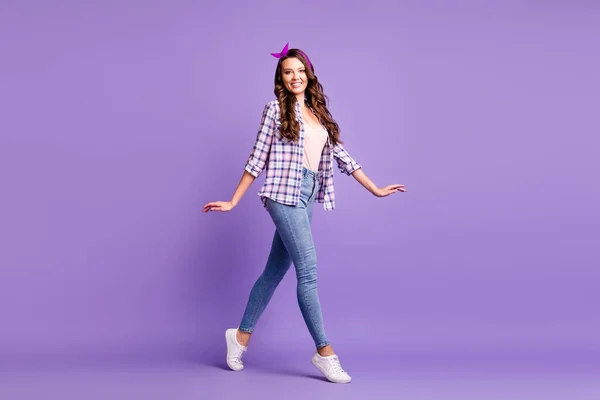 Foto de perfil de longitud completa de señora ir puntillas usar camisa a cuadros vintage diadema jeans calzado aislado color púrpura fondo —  Fotos de Stock