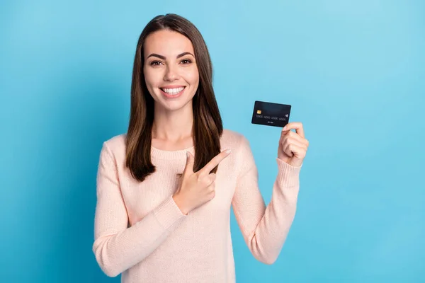 Närbild porträtt av henne hon trevlig attraktiv glad glad glad brunhårig flicka håller i händer som visar bankkort paypass tjänst isolerad på ljusa levande glans levande blå färg bakgrund — Stockfoto