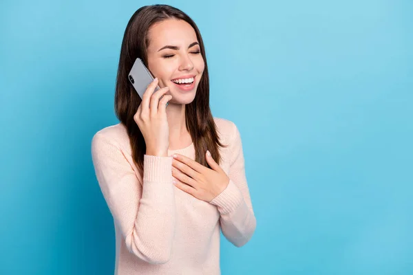 Close-up profiel zijaanzicht portret van haar ze mooie aantrekkelijke vrolijke bruin-harige meisje praten op de telefoon lachen grappige grap geïsoleerd op heldere levendige glans levendige blauwe kleur achtergrond — Stockfoto