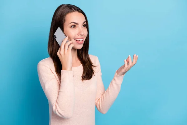 Close-up profiel zijaanzicht portret van haar ze mooi aantrekkelijk vrolijk bruin-harig meisje praten op telefoon bespreken nieuws geïsoleerd op heldere levendige glans levendige blauwe kleur achtergrond — Stockfoto