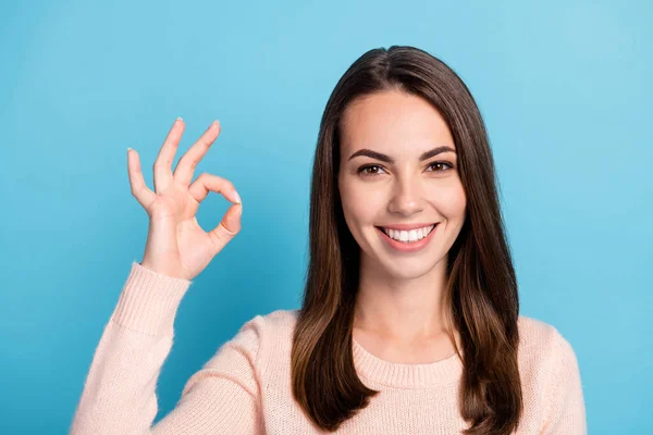 Retrato de la chica positiva alegre promotor mostrar signo bien aislado sobre fondo de color pastel azul — Foto de Stock