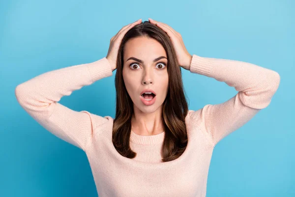 Retrato de chica ansiosa asombrada tocar la cabeza de la mano boca abierta aislada sobre fondo de color pastel azul — Foto de Stock