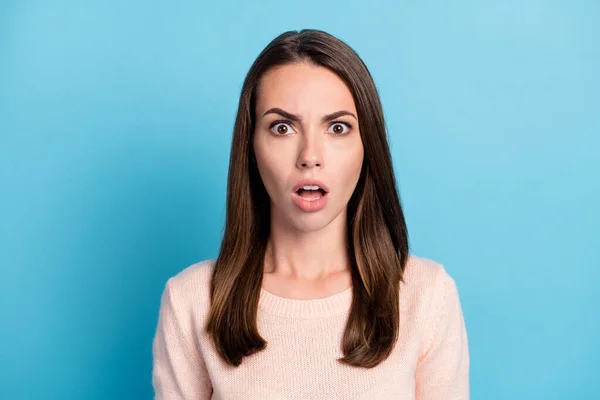 Retrato de senhora desapontada se sentir espantado olhar na câmera isolado sobre fundo de cor pastel azul — Fotografia de Stock