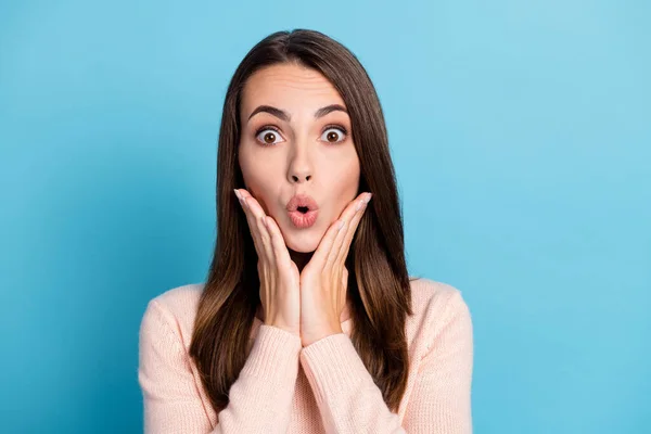 Porträt des erstaunten Mädchens schreien Berührung Hände Gesicht mit offenem Mund tragen Winterkleidung isoliert über blau pastellfarbenen Hintergrund — Stockfoto