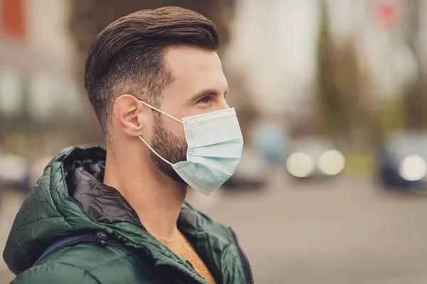 Profiel foto van knappe man kijken ver weg dragen van gezondheidszorg medische koude ademhalingsweekend wandelen buiten — Stockfoto