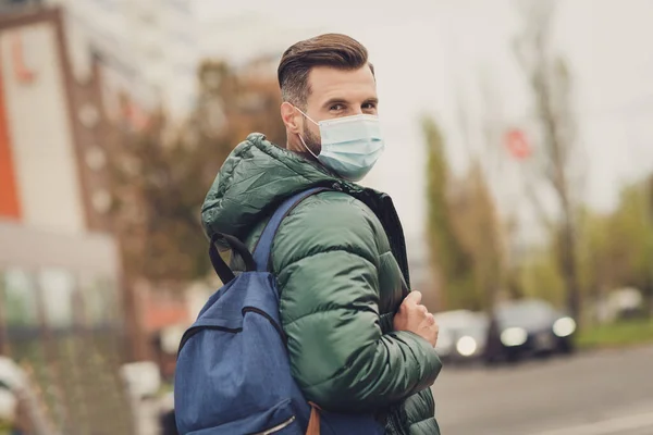 Portret van mooi kapsel persoon draai hoofd camera draagtas dragen medische koude griep veiligheidsmasker lopen buiten — Stockfoto