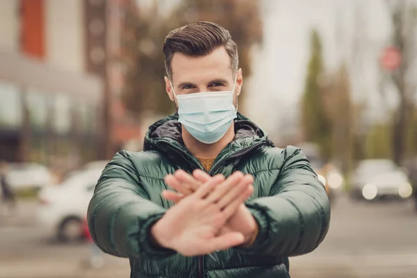 Πορτρέτο της σοβαρής έντερο δείχνουν χέρια παλάμες σταματήσει τις διακρίσεις απόρριψης φορούν ασφαλή ιατρική μάσκα υγειονομικής περίθαλψης σε εξωτερικούς χώρους — Φωτογραφία Αρχείου