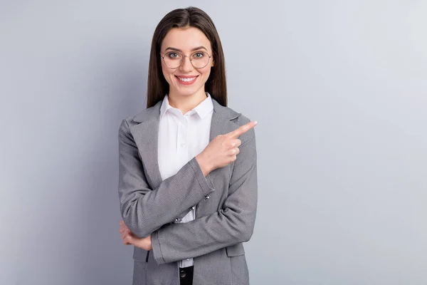 Photo of pretty business lady manager doradzanie kolegów pobyt w domu bezpośredni palec pusty przestrzeń informacja zasady nosić okulary koszula blezer odizolowany szary kolor tło — Zdjęcie stockowe