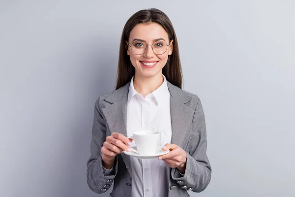 Foto de senhora de negócios atraente trabalhador gerente confiante segurar branco copo de porcelana bebida quente fresco café desgaste especificações camisa xadrez blazer isolado cor cinza fundo — Fotografia de Stock