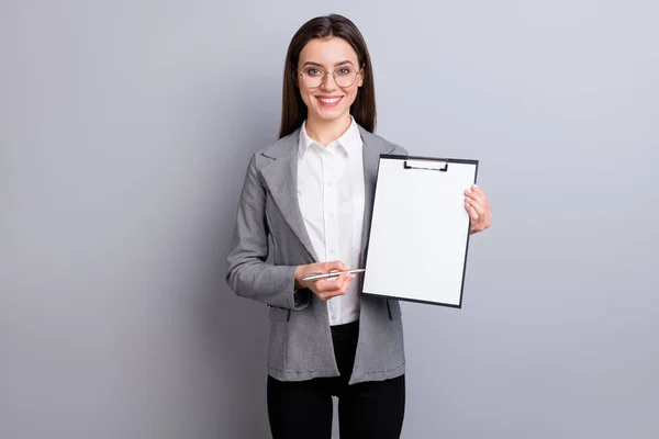 Foto de atractiva mujer de negocios gerente trabajador sujetar portapapeles mostrando lugar del cliente para la firma de contrato agente de bienes raíces desgaste especificaciones camisa a cuadros chaqueta aislado color gris fondo — Foto de Stock