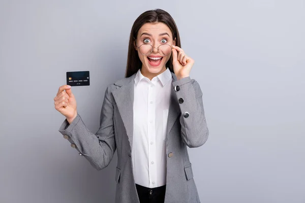 Foto de negócio atraente senhora gerente mostrando plástico cartão de crédito banco novidade platina ouro cliente bônus dinheiro acesso desgaste especificações camisa xadrez blazer isolado cor cinza fundo — Fotografia de Stock