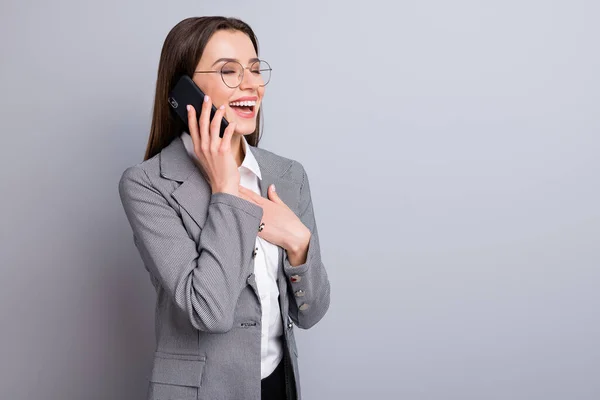 Fénykép a vonzó üzletasszony magabiztos menedzser munkás tartsa telefon kezét beszélni partner nevetni jó viccek viseljen szemüveget inget kockás blézer elszigetelt szürke színű háttér — Stock Fotó