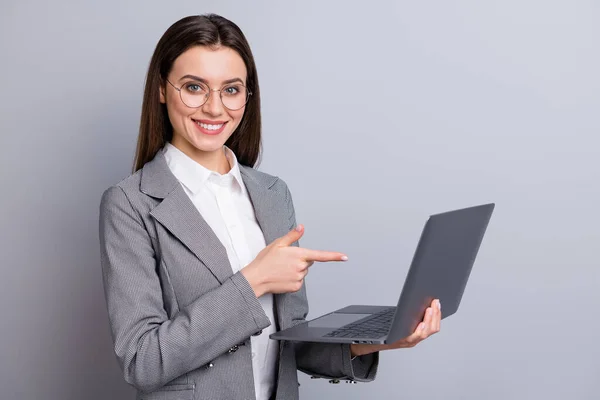 Foto av attraktiva affärskvinna säker chef arbetare hålla modern teknik anteckningsbok direkt finger skärm god kvalitet slitage specs skjorta rutig blazer isolerad grå färg bakgrund — Stockfoto