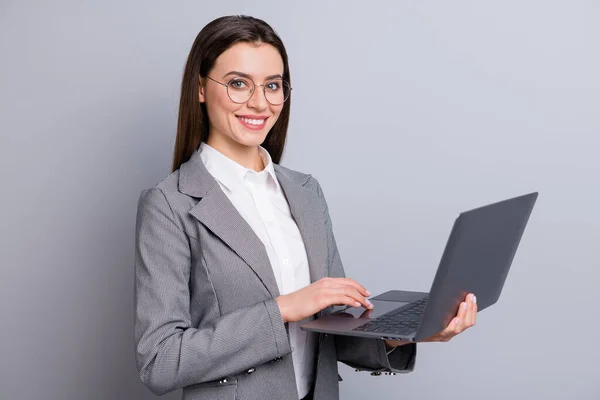 Foto de atractiva mujer de negocios asistente gerente trabajador mantenga las manos del cuaderno de navegación casa de trabajo cuarentena desgaste especificaciones camisa a cuadros chaqueta aislado fondo de color gris — Foto de Stock