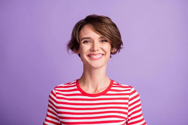 Фото чарівної молодої дівчини зубного гоміння усміхненого одягу в смугастій футболці ізольований фіолетовий кольоровий фон — стокове фото