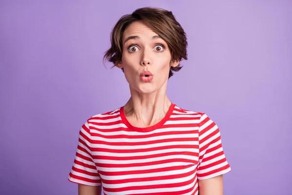 Foto de menina bonito chocado rosto espantado olhar câmera desgaste listrado t-shirt isolado roxo cor fundo — Fotografia de Stock