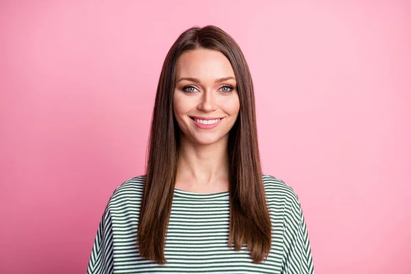 Foto de chica joven encantadora mirada cámara toothy radiante desgaste camisa rayada aislado pastel rosa color fondo — Foto de Stock