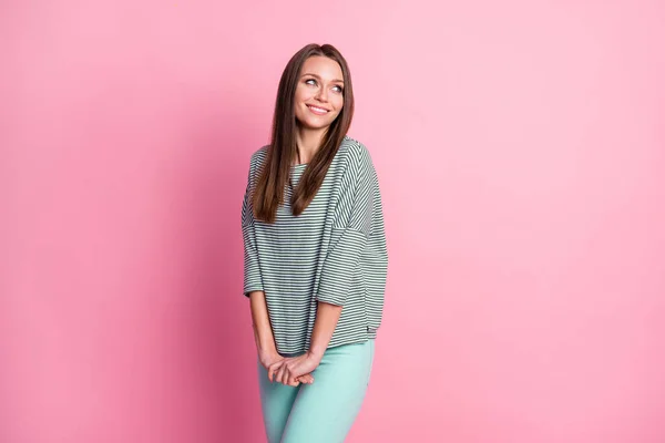 Foto de menina olhar espaço vazio segurar braços desgaste camisa listrada calças teal isolado pastel cor-de-rosa fundo — Fotografia de Stock