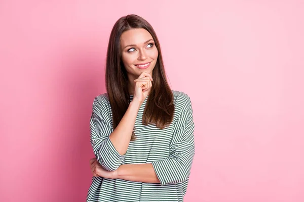 Foto di carino signora dito mento cercare spazio vuoto usura camicia a righe isolato pastello colore rosa sfondo — Foto Stock