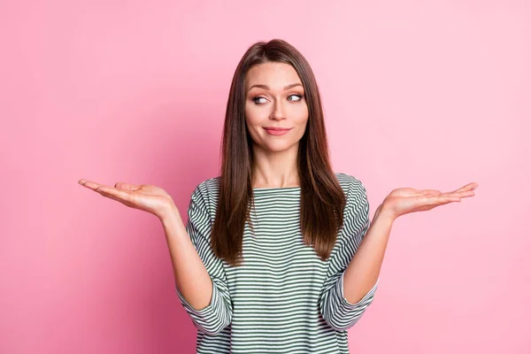 Foto de menina bonito duas palmas segurar espaço vazio olhar desgaste camisa listrada isolado pastel cor de fundo rosa — Fotografia de Stock