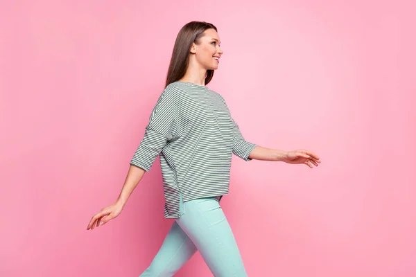 Photo de profil de jeune femme à pied porter chemise rayée pantalon turquoise isolé fond de couleur rose pastel — Photo