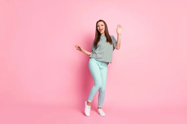 Foto ukuran penuh gadis cantik yang lucu menari mengenakan kemeja celana biru sepatu putih yang terisolasi di latar belakang warna merah muda pastel — Stok Foto