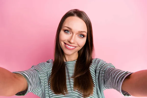 Foto de doce adorável menina de cabelo longo fazendo selfie desgaste casual t-shirt isolado no fundo cor-de-rosa pastel — Fotografia de Stock