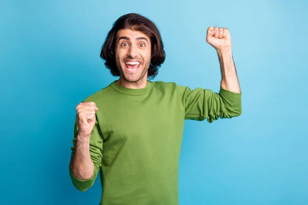 Foto di impressionato persona due pugno sulla bocca aperta sì celebrare pullover verde isolato su sfondo colore blu — Foto Stock