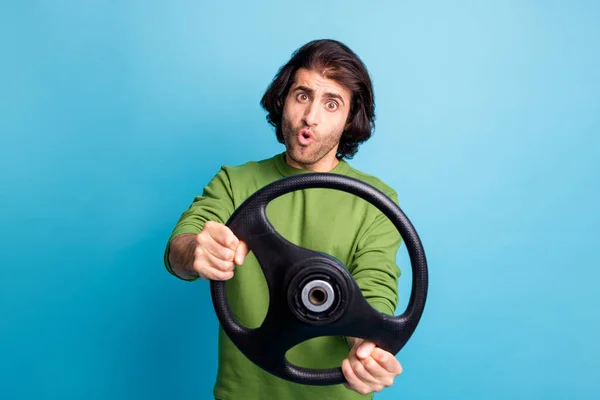 Retrato de carro agradável motorista unidade rápida boca aberta pulôver verde isolado no fundo de cor azul — Fotografia de Stock