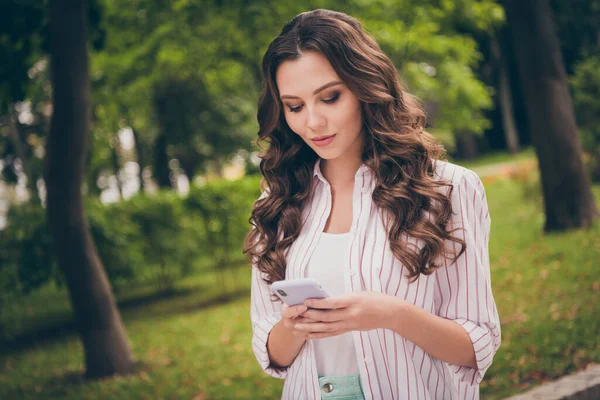 Foto portret og meisje lopen op straat met behulp van smartphone typen in wit shirt — Stockfoto