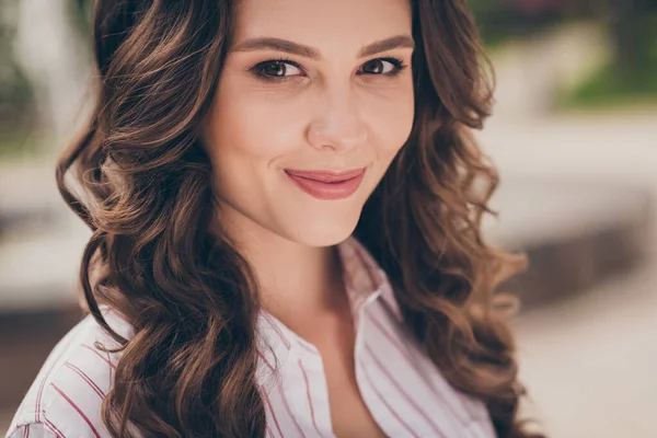 Recadré gros plan de belle jeune fille avec des cheveux bruns bouclés souriant portant chemise décontractée blanche marchant dans la rue — Photo