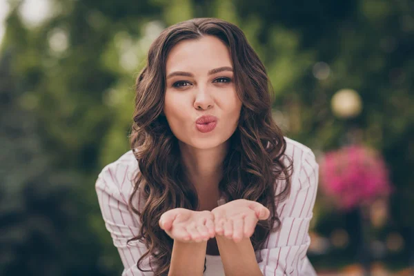 Foto retrato de estudante muito feminino enviando beijo de ar com lábios inchados despojado vestindo camisa branca casual — Fotografia de Stock