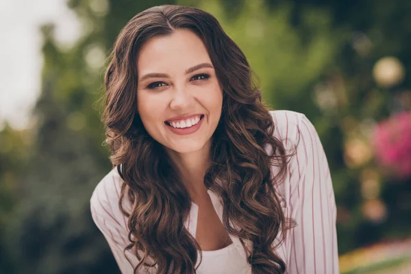 Portrait photo d'une belle brune aux cheveux bouclés souriant dans un parc d'été verdoyant — Photo