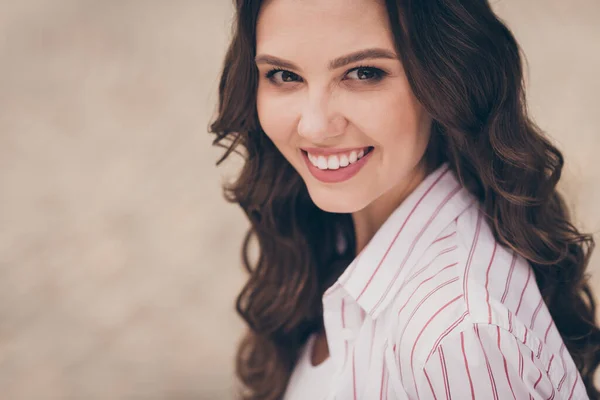 Foto de retrato recortado de una estudiante bastante femenina sonriendo usando camisa blanca peinado largo y rizado marrón — Foto de Stock