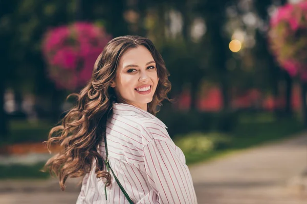 Parte trasera detrás de la vista retrato de adorable morena mujer caminar ciudad central parque manera activa vida desgaste casual outfit al aire libre —  Fotos de Stock