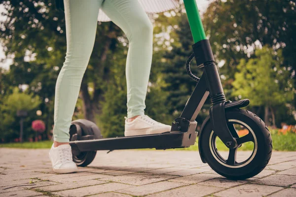 Foto recortada de niña paseo en coche scooter eléctrico fuera en el parque la luz del sol primavera diversión alegría relajarse —  Fotos de Stock