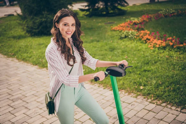 Arriba arriba alto ángulo ver foto de atractivo joven pelo rizado chica feliz sonrisa paseo scooter eléctrico en el parque —  Fotos de Stock