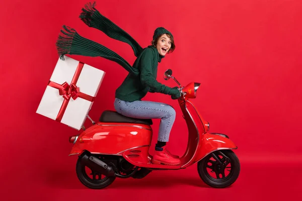 Tam boy yan profil fotoğrafı. Kırmızı arka planda izole edilmiş moped x-mas bot pantolonu. — Stok fotoğraf