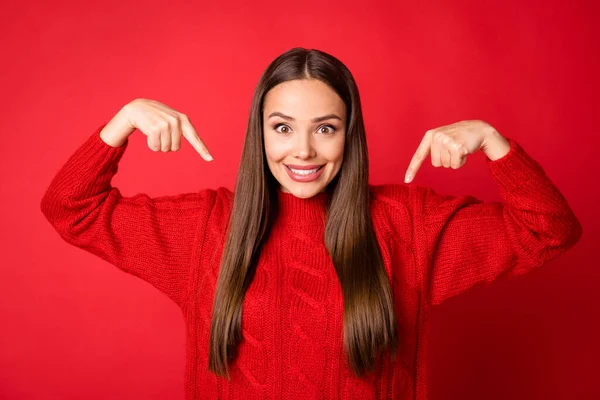Foto di positivo dito indice punto ragazza al suo pullover isolato su brillante brillantezza sfondo di colore rosso — Foto Stock