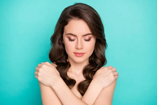 Close-up retrato dela ela agradável atraente sonhador ondulado menina tocando ombros spa óleo terapia natural esfregar cuidado diário isolado no brilho vívido vibrante verde turquesa cor fundo — Fotografia de Stock