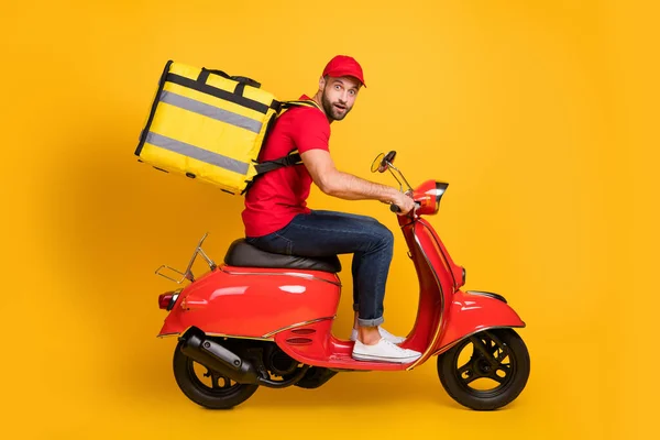 Profilo foto di corriere uomo corsa moto usura borsa rosso t-shirt cappello jeans calzature isolato colore giallo sfondo — Foto Stock
