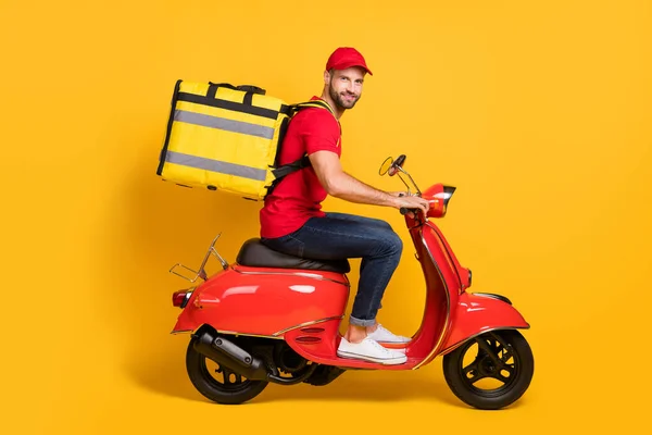 Profil photo de livraison gars conduire rétro vélo porter sac à dos rouge t-shirt cap jeans baskets isolé couleur jaune fond — Photo