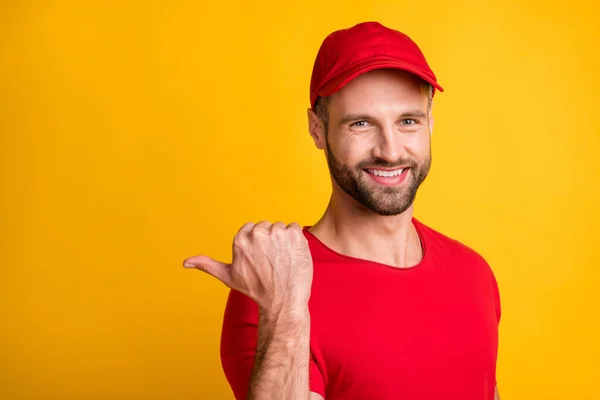 Foto de hombre de cerdas pulgar directo hacia atrás espacio vacío desgaste rojo camiseta tapa aislado color amarillo fondo — Foto de Stock