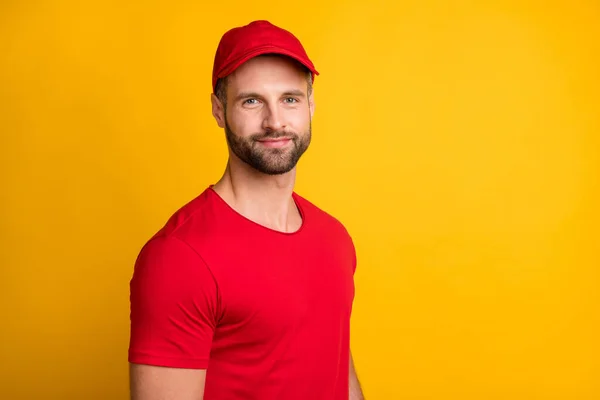 Foto de bonito barbudo jovem olhar câmera espera desgaste vermelho t-shirt chapéu isolado cor amarela fundo — Fotografia de Stock