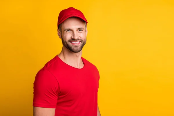 Foto de entrega barbuda positiva cara olhar câmera radiante sorriso desgaste vermelho t-shirt cap isolado cor amarela fundo — Fotografia de Stock